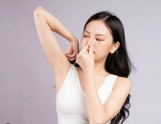 Hôi nách là gì? Nguyên nhân, chuẩn đoán và cách điều trị